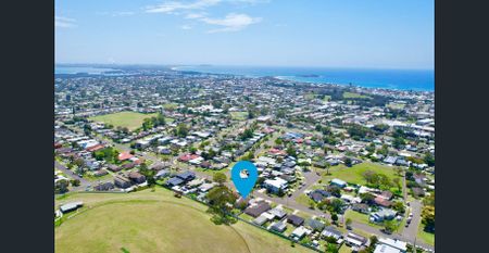 Spacious Family Living Backing Onto Open Sporting Fields - Photo 3