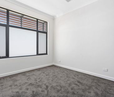 Fully-Furnished & Move-In Ready 2-Bedroom Townhouse in Campbelltown! - Photo 1