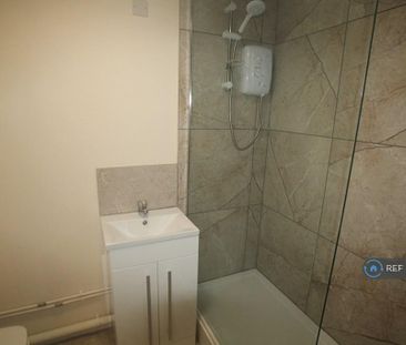 2 bedroom maisonette to rent - Photo 2