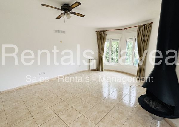 Villa with communal pool for long term rental in Gata de Gorgos
