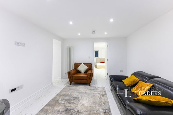 3 bedroom apartment to rent Croydon Road, Reigate, RH2 - Photo 1