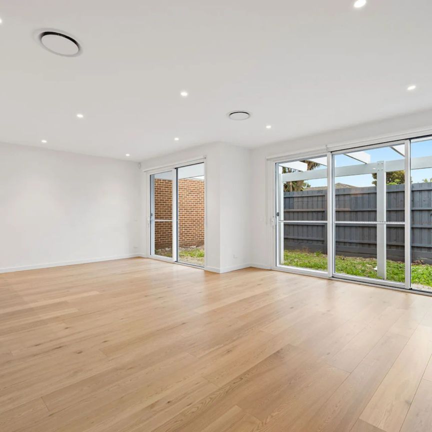 LUXURIOUS FAMILY LIVING! - Photo 1