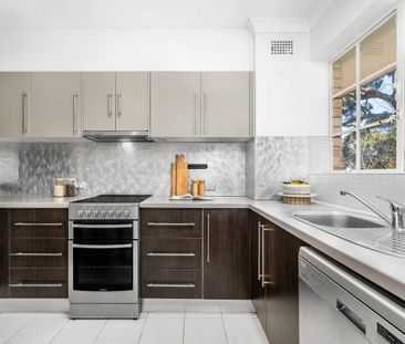 Top-Floor Apartment in a Prime Lane Cove Setting - Photo 2