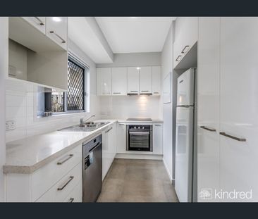 Modern Low-Maintenance Two-Bedroom Villa Just 400m From The Waterfront - Photo 5