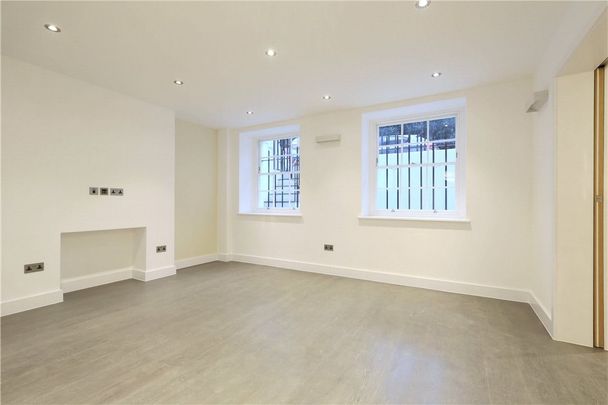 A spacious lower ground floor one bedroom apartment featuring an open plan kitchen / reception room with wood floors on the sought-after location of Montagu Square. - Photo 1