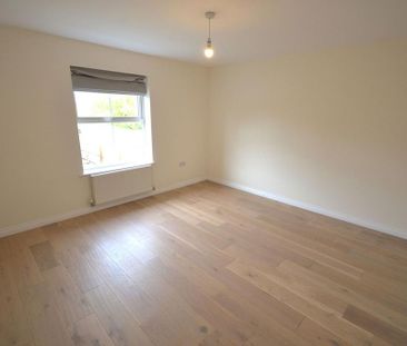 3 bedroom end of terrace house to rent - Photo 4
