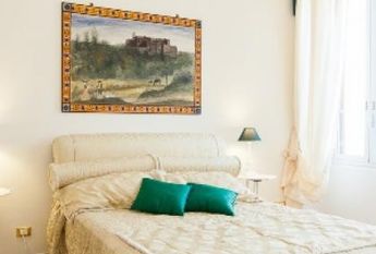 Center-Historic Jewish Quarter: Elegant apartment situated in beautiful Palazzo Nobiliare. Entrance, spacious living with original wood frescoed ceilings, large modern dining and kitchen, 4 bedrooms, 4 Baths, small terrace. #1527