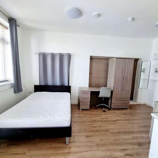 Burnside Road Studio Chadwell Heath, RM8 - Photo 1