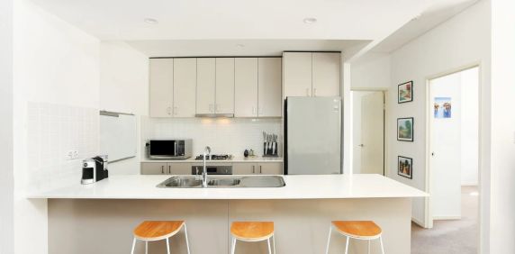 Fully-Furnished apartment with oversized entertainer's balcony - Photo 2