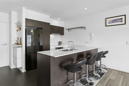 Spacious Apartment with Sweeping Views - Photo 5