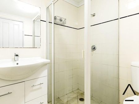 Superb Location, Oversized Refreshed Three Bedroom Apartment 5 Min Walk to Strathfield Station! - Photo 5