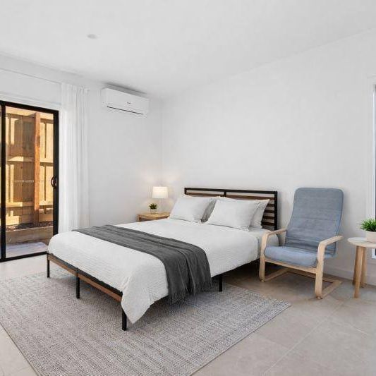 Brand New Designer Furnished Room with Private Ensuite and Courtyard All Bills Included - Photo 1
