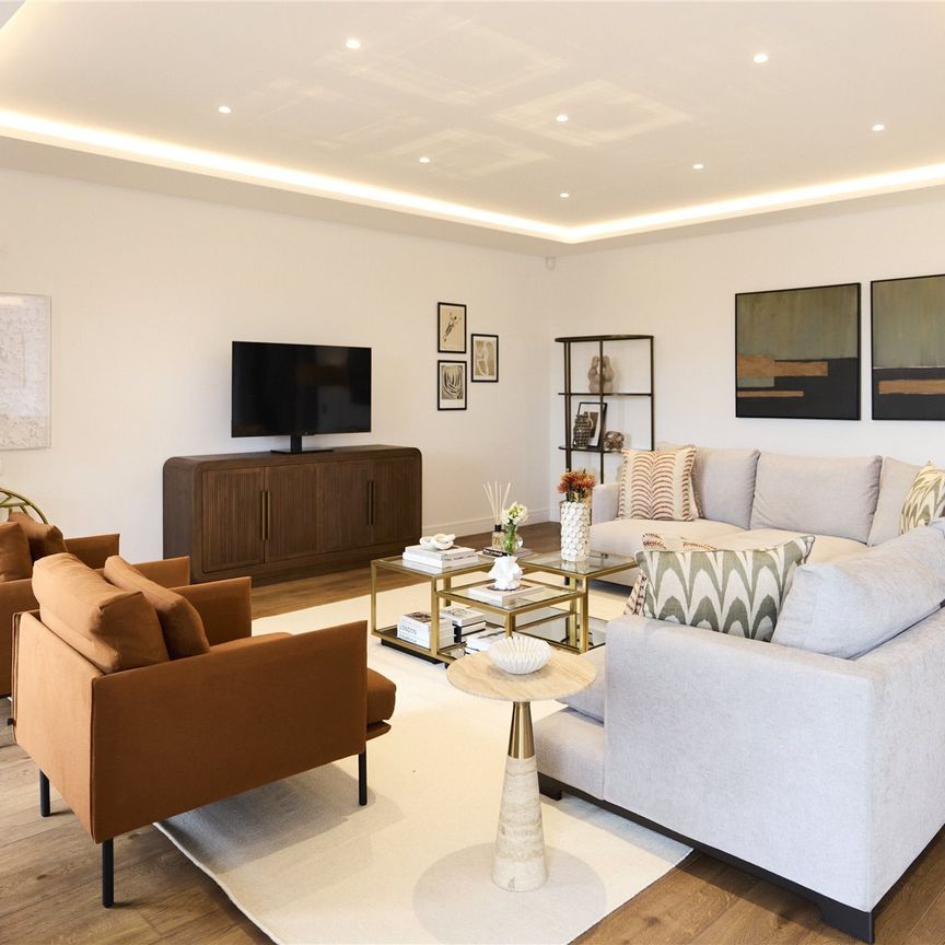 Bayswater Road, London, W2 flat - penthouse to rent - Photo 1