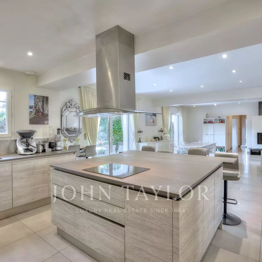 Maison à louer Mougins, Cote d'Azur, France7 500 EUR / Mois - Photo 1