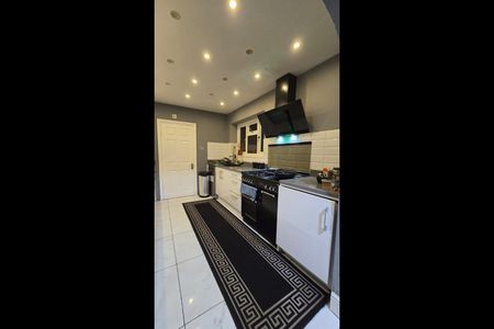 6 Bed Terraced House, Norfolk Road, RG30 - Photo 3