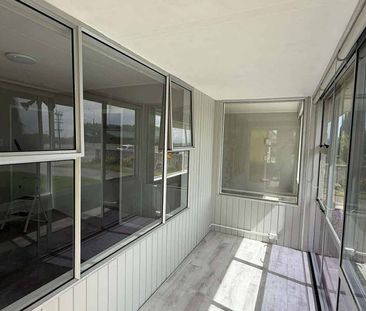 Tidy Townhouse with Internal Access - Photo 2