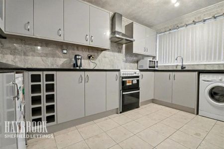 3 bedroom semi-detached house to rent - Photo 5