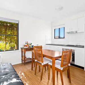 Neat and Modern! - Photo 3