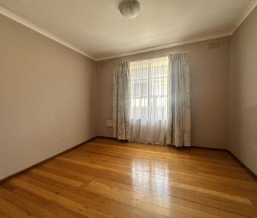 “Spacious & Convenient Family Home – Walk to School” - Photo 4