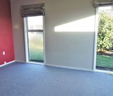 Great Location 3-Bed House with Double Garage - Photo 4