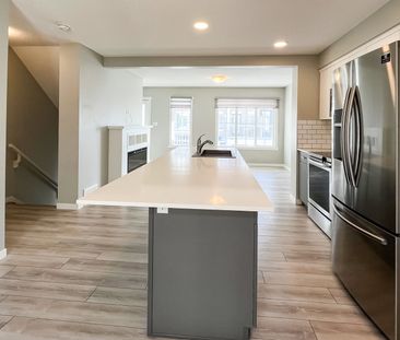 Stylish 3 Storey Townhome With Dual Primary Suites & Attached Garage - Photo 5