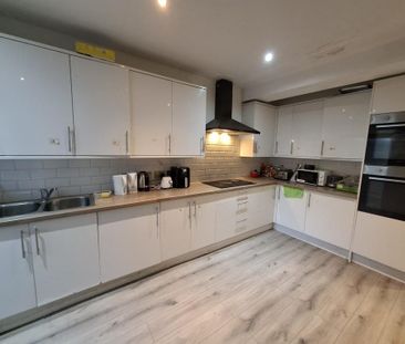 1 bedroom in a house share to rent - Photo 3