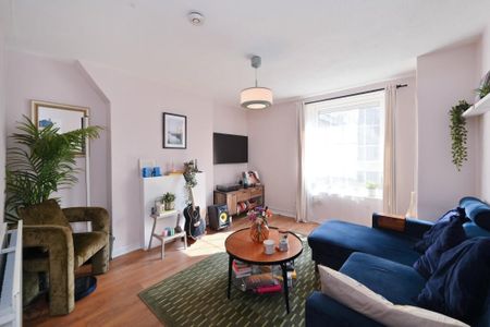 2 Bed Flat, Montrose House, E14 - Photo 3