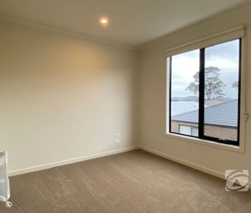 MODERN TOWNHOUSE IN A GREAT LOCATION! - Photo 6