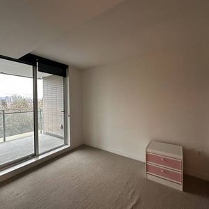 Prime 1Bd + Den Unit Richmond Capstan - Photo 2