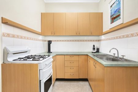 Semi Sized Art Deco Apartment In Walk To Everything Location - Photo 3