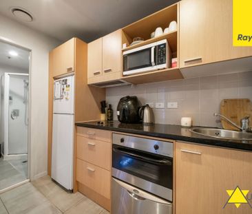 City Living Made Easy - 3-Bedroom Apartment on Queen Street - Photo 3