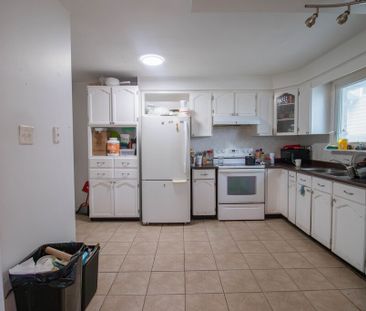 Spacious 3 Bedroom Main Unit in Thorold! - Photo 3