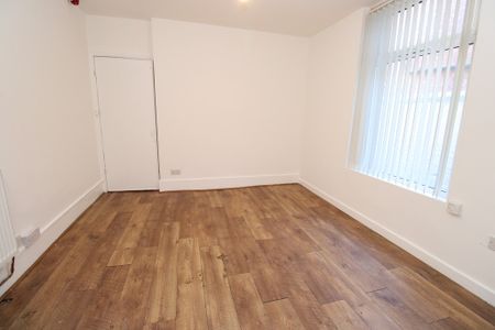 To Let 2 Bed Ground Floor Flat - Photo 2