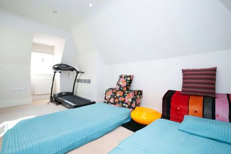 Spacious five bedroom detached family home in the desirable Richmond Lock development - Photo 3