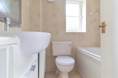 3 bedroom semi-detached house to rent - Photo 3