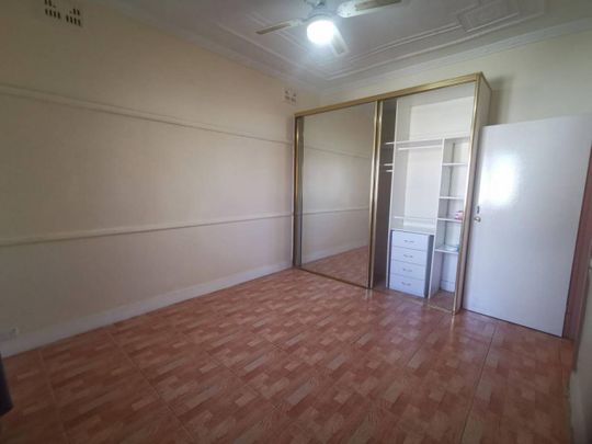 quiet street house with 2 bedrooms + 1 study room, 2 toilets, 1 bathroom, 1 shower room - Photo 1