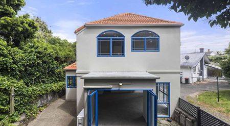 Modern 3-Bedroom in Prime Ellerslie Location - Photo 5