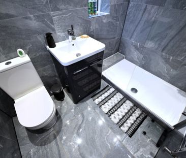 3 bedroom House in Iveson Drive, Leeds - Photo 1