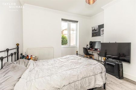 3 bedroom flat to rent - Photo 4