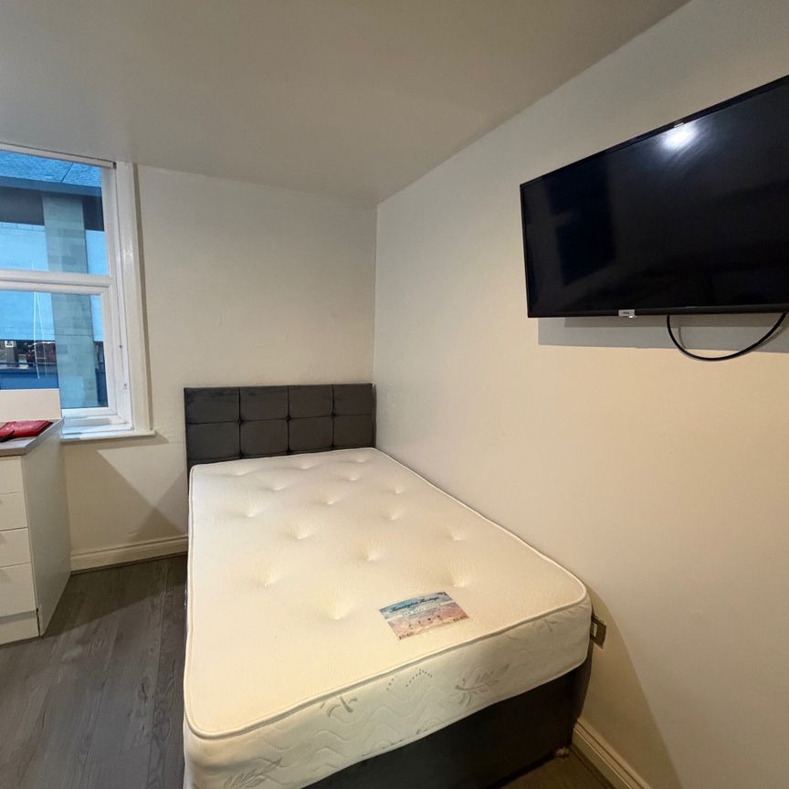 Oldgate, Huddersfield - Photo 1