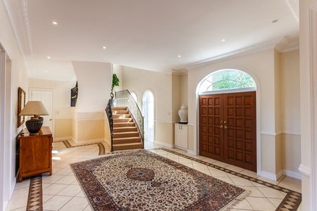 Epsom - Beautiful 5 Bedroom 3 Bathroom house with a swimming pool - Photo 4