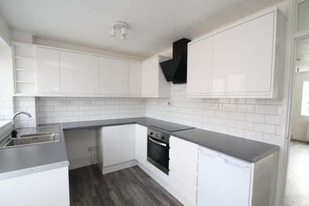 2 bedroom end of terrace house to rent - Photo 4