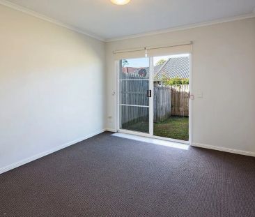 Spacious 3-Bedroom Villa in Quiet Carindale Village with Pool Access - Photo 1