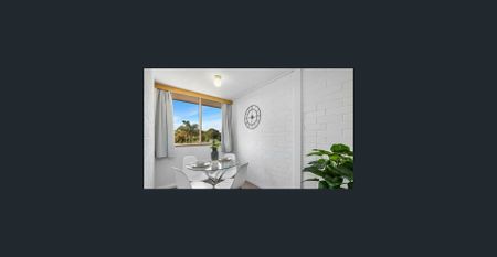 Stunning second floor apartment - Photo 3