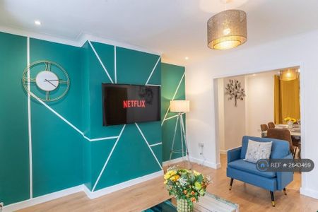 3 bedroom end of terrace house to rent - Photo 2