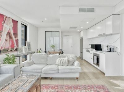 Discover comfortable, low-maintenance city living in this modern 1-bedroom apartment. - Photo 2