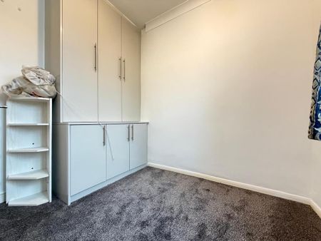 4 bedroom semi-detached house to rent - Photo 3