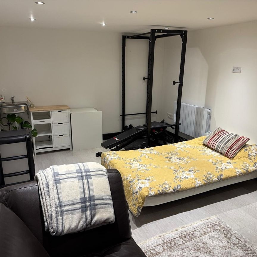 Studio Flat, Clewer Crescent, HA3 - Photo 1