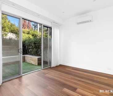 Stylish inner-south townhouse setting a superior standard - Photo 4