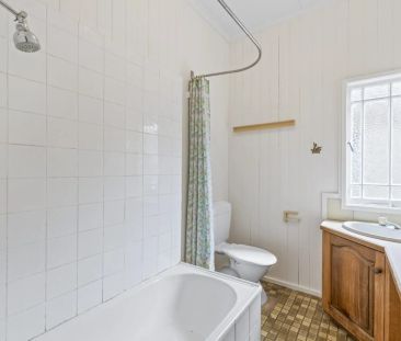 Charming Home in Quiet Leafy Street – Ideal Family Living! - Photo 3